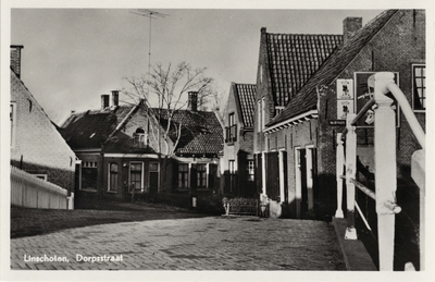 11349 Gezicht in de Dorpsstraat te Linschoten uit het zuiden.N.B. De gemeente Linschoten is per 1 januari 1989 bij de ...
